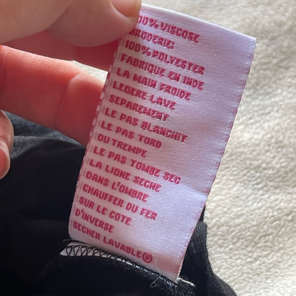 Maple leave embroidered black blouse - Picture 5 of 7